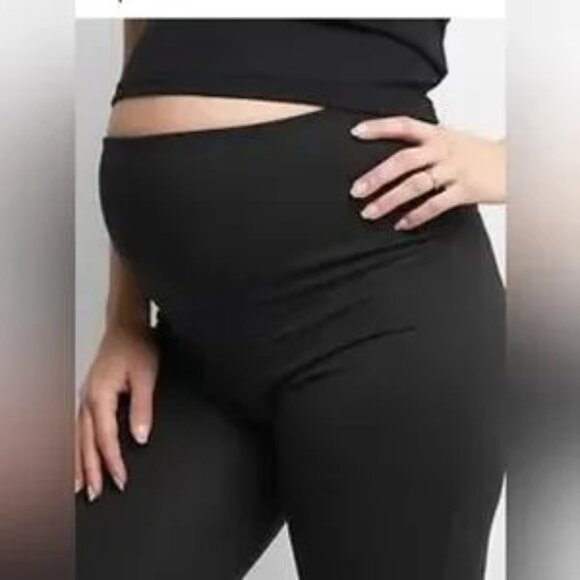 GapFit Blackout Full Panel Capris -Maternity - Picture 2 of 7
